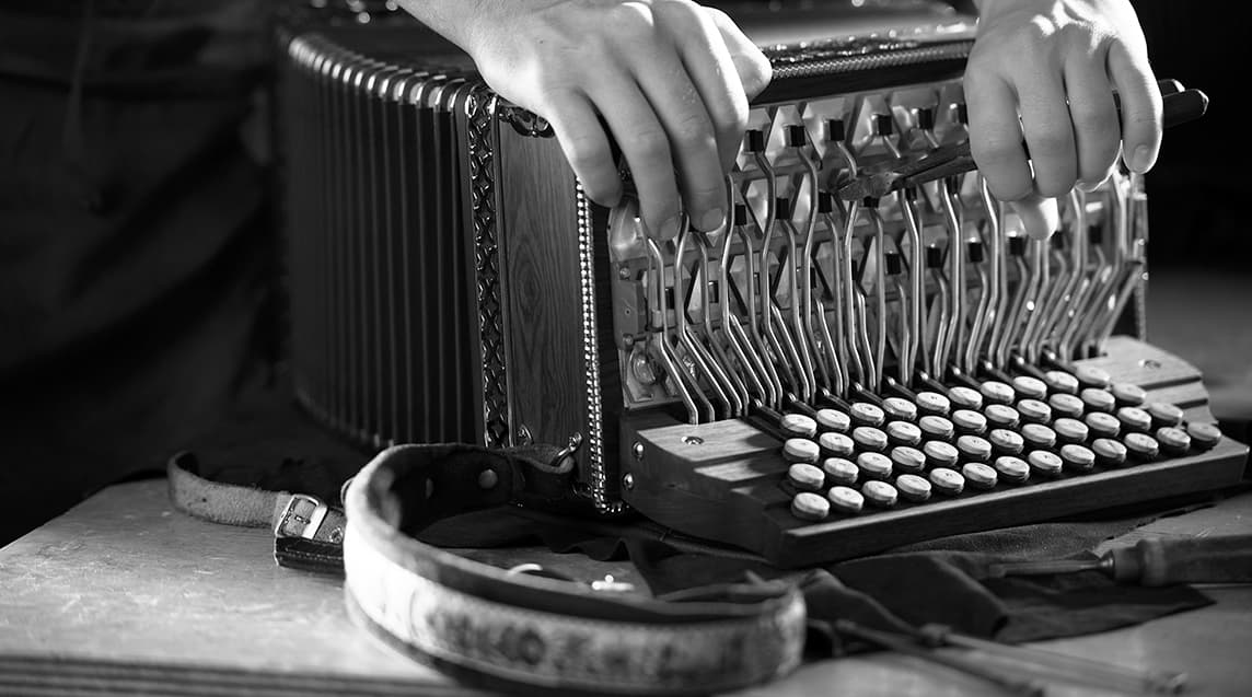 Offene Tastatur-Mechanik einer Öllerer-Harmonika in der Werkstatt