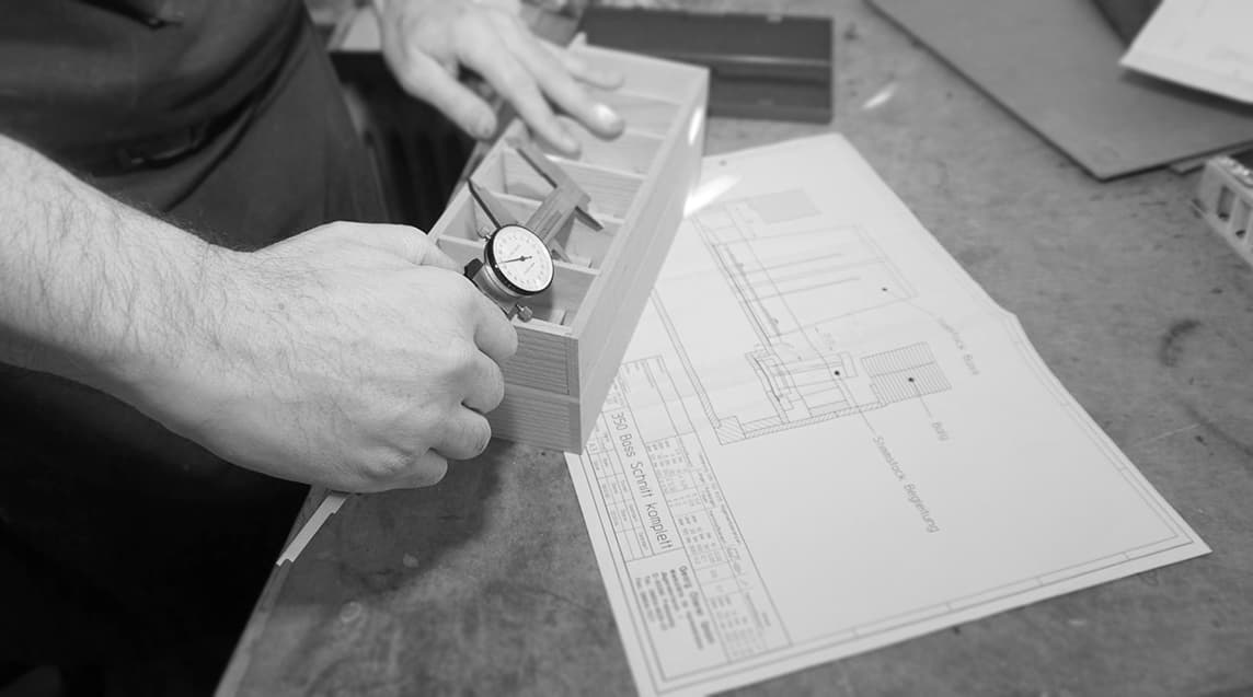 Maßnehmen am Instrument in der Werkstatt